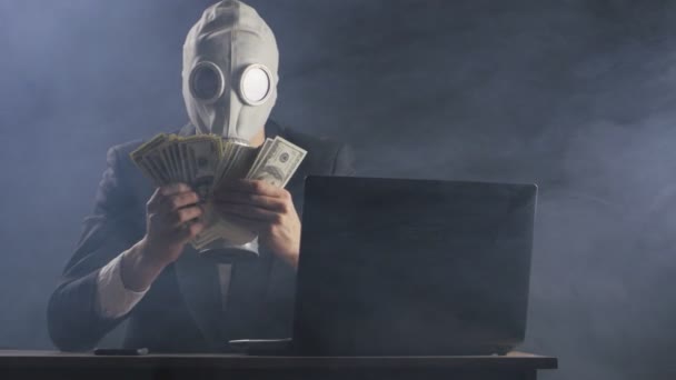 Mann mit Gasmaske in verrauchtem Büro erzählt vom Geld — Stockvideo