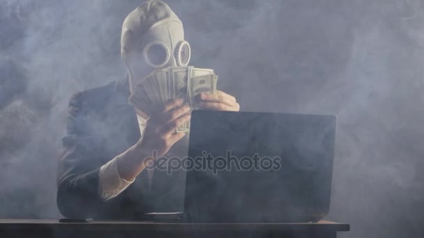 Homem com uma máscara de gás em um escritório cheio de fumaça narra o dinheiro — Vídeo de Stock
