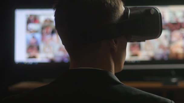 Hombre viendo vídeo erótico usando auriculares de realidad virtual . — Vídeo de stock