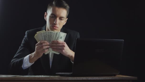 Joven hombre de negocios contando dinero sentado en la mesa en la oficina. Concepto de salario o beneficio . — Vídeos de Stock