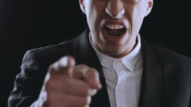 Takım elbiseli agresif işadamı çığlık ve öfke bir siyah arka plan üzerinde gösterilen. Öfkeli patron. Şiddet tehlikesi