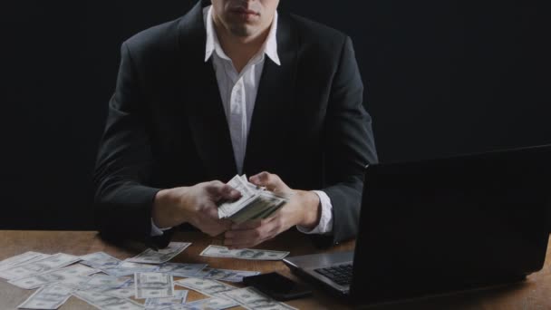 Sikeres fiatal üzletember számít pénz hivatalban asztalnál ül. Jövedelem vagy nyereség fogalmának. — Stock videók