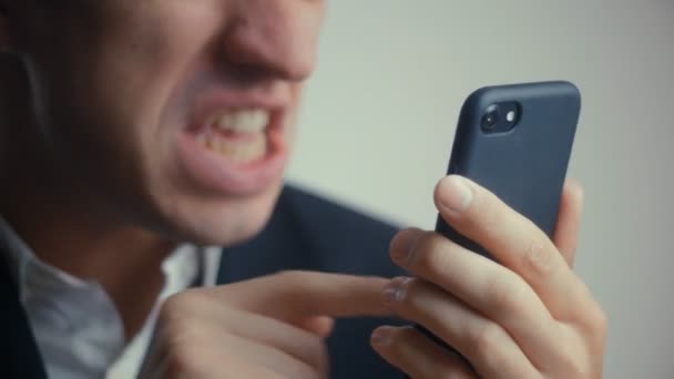 Agressieve zakenman maakt gebruik van smartphone en schreeuwt. boze baas — Stockvideo