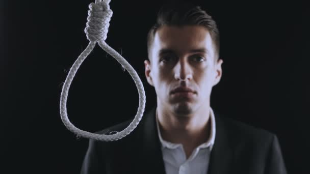 Suicidio. hombre de negocios infeliz en el fondo del lazo para el cuello — Vídeo de stock