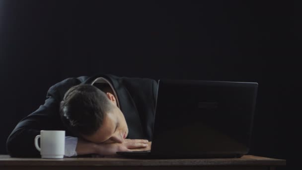 Empresário cansado com laptop adormecendo no escritório — Vídeo de Stock