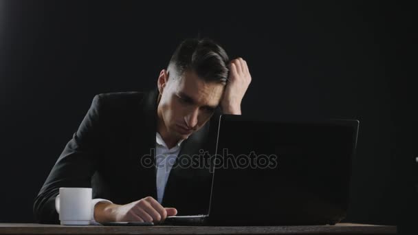 Θλιβερός, κουρασμένος επιχειρηματίας που κάθεται δίπλα στο γραφείο στο γραφείο — Αρχείο Βίντεο