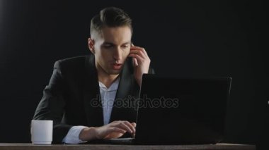 Meşgul multitasking işadamı masasında