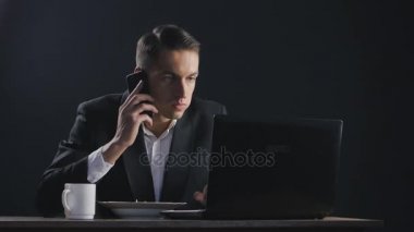 Meşgul multitasking işadamı bir dizüstü bilgisayar, akıllı telefon ve yiyor timelapse kullanır