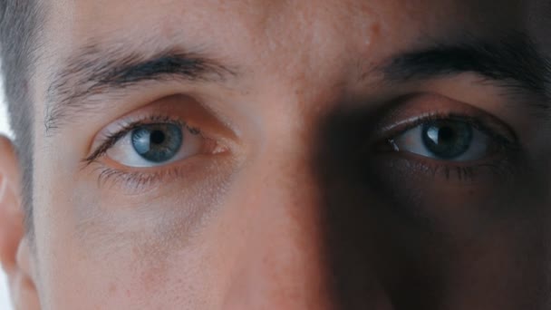 Close-up van een trieste mans blauwe ogen. — Stockvideo