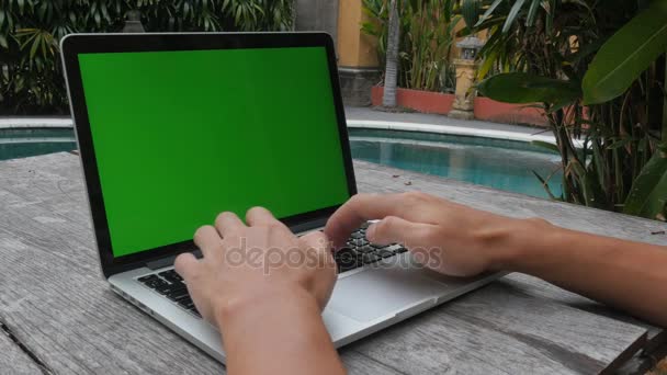 Człowiek działa na laptopie Green Screen. schludny odkryty basen. pracy i wypoczynku — Wideo stockowe