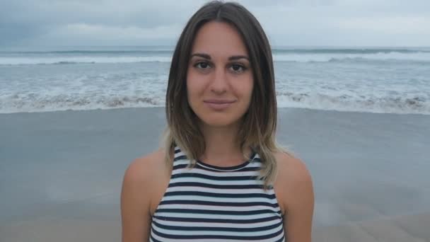 海洋の背景に若い女性のクローズ アップの肖像画 — ストック動画