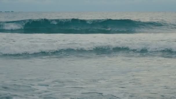 Belle vague bleue de l'océan rompant au ralenti — Video