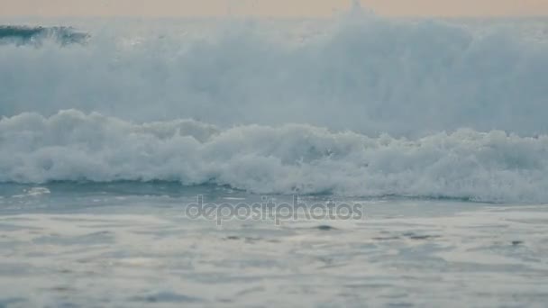 Hermosa ola azul del océano rompiendo en cámara lenta — Vídeo de stock