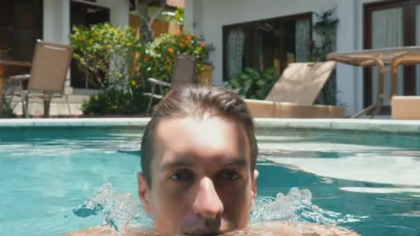 Detailní záběr portrét pohledný šťastný mladý muž relaxační bazén