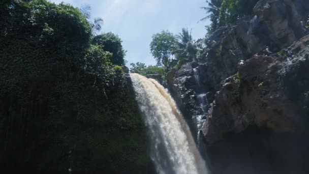 Tegenungan vattenfall i djungeln på ön bali, Indonesien i slow motion — Stockvideo