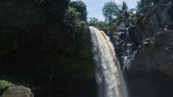 Tegenungan водоспад в джунглях на острові Балі, Індонезія в уповільненому Русі — стокове відео