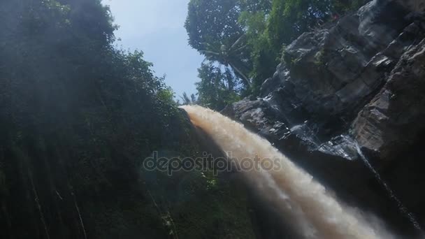 Tegenungan vattenfall i djungeln på ön bali, Indonesien i slow motion — Stockvideo