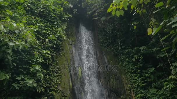 Tegenungan vattenfall i djungeln på ön bali, Indonesien i slow motion — Stockvideo
