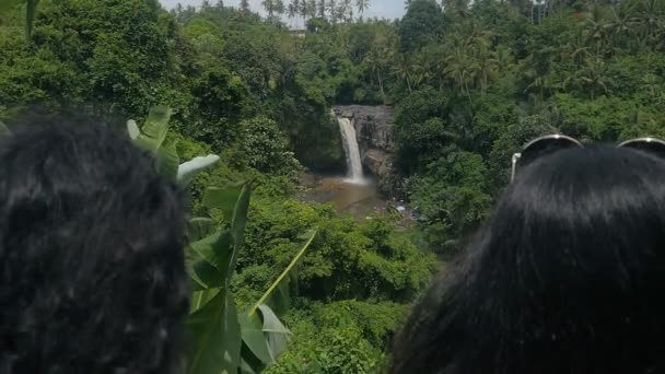 발리 섬, 인도네시아에서 슬로우 모션에 정글에 Tegenungan 폭포 — 비디오