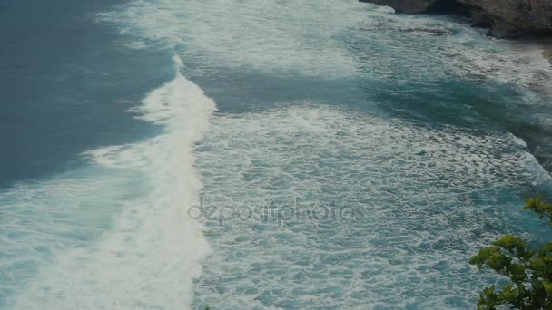 海の波は、海岸に移動します。インドネシア、バリ島の熱帯のビーチの空中の平面図です。スローモーション — ストック動画