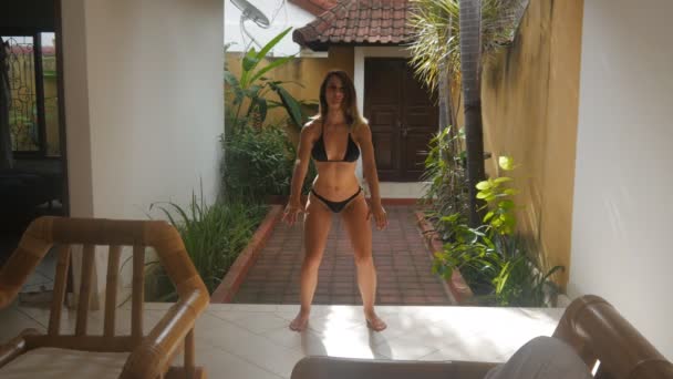Tânăra femeie sexy face stand-up-uri dimineața la domiciliu. Fata face exerciții de dimineață — Videoclip de stoc