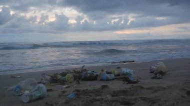 Bir sürü çöp ve Plastik atıkların okyanus plaj fırtına sonrası hızlandırılmış. Kuta, Bali, Endonezya.