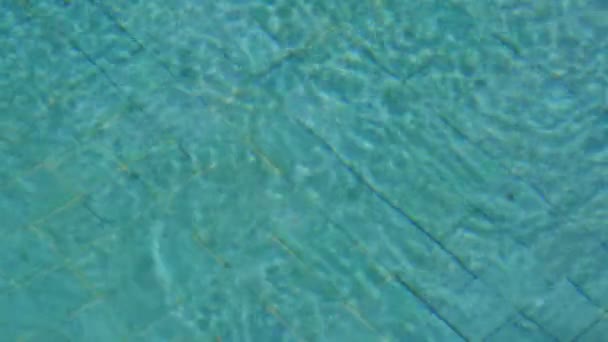 Голубая чистая вода в бассейне — стоковое видео