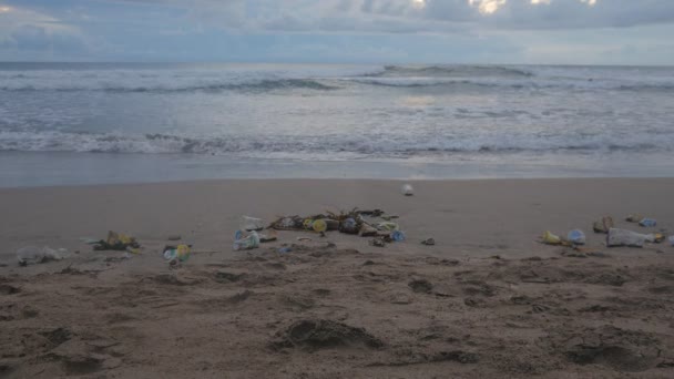 Bir sürü çöp ve Plastik atıkların okyanus plaj fırtına sonrası. Kuta, Bali, Endonezya. — Stok video