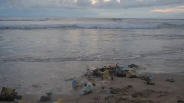 Bir sürü çöp ve Plastik atıkların okyanus plaj fırtına sonrası. Kuta, Bali, Endonezya.