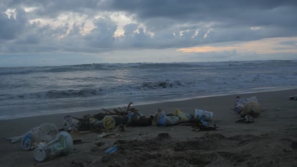 Um monte de lixo e resíduos de plástico na praia do oceano após a tempestade. Kuta, Bali, Indonésia . — Vídeo de Stock