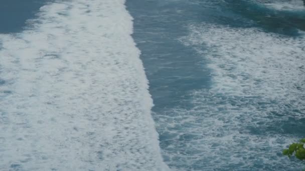 美しい海の波。インドネシア、バリ島の熱帯のビーチの空中平面図. — ストック動画