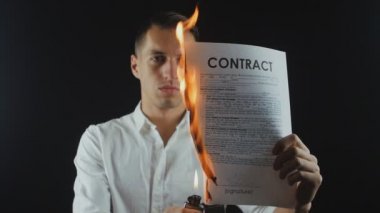 İşadamı bir sözleşme belge yakar. Menkul Kıymetler imha. Bir anlaşma kesinti