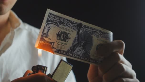 Close-up een man verbrandt miljoen dollarbiljet. Zakenman vernietigt het geld — Stockvideo