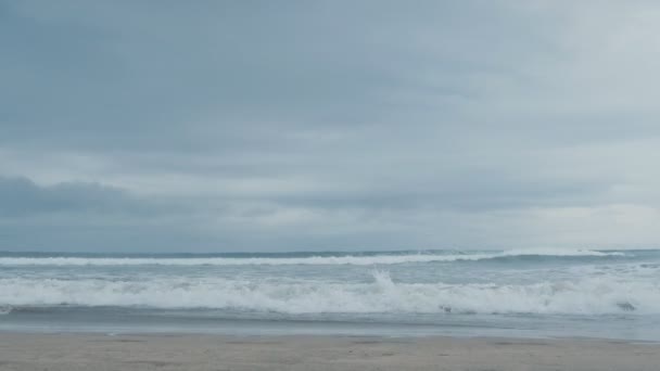 Ωκεάνια άποψη με μεγάλα κύματα στο Μπαλί πριν από την καταιγίδα — Αρχείο Βίντεο