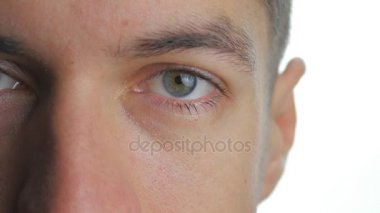 Genç adamların gözlerini kapat ve izole edilmiş beyaz arka plandaki kameraya bak.