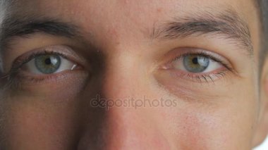Gözleri mutlu gencin kamera lense seyir yukarıya kapatmak.