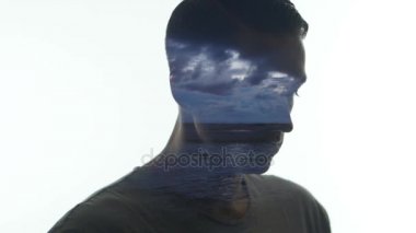 Çift pozlama insan ve deniz günbatımı hızlandırılmış. Adam ve okyanus dalgaları Çift Kişilik Fuar