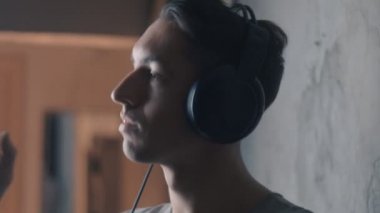 Müzik dinlerken kulaklık ile genç adam yakın çekim