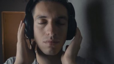 Müzik dinlerken kulaklık ile genç adam yakın çekim