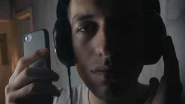 Smartphone ile müzik dinlerken kulaklık ile genç adam