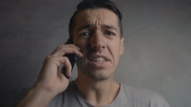 Kızgın bir adam telefona not