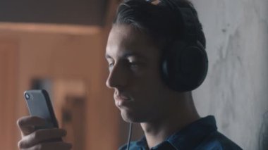 Smartphone ile müzik dinlerken kulaklık ile genç adam