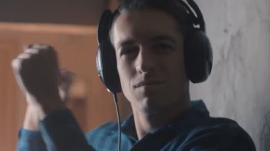 Müzik ve dans kulaklık ile genç adam