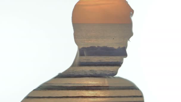 Podwójnej ekspozycji człowieka i oceaniczny zachód słońca. Pokój Dwuosobowy ekspozycja człowieka i oceanu fal — Wideo stockowe