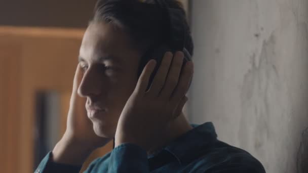 Joven con auriculares escuchando música y cantando — Vídeo de stock