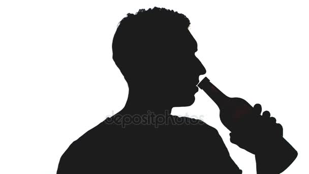 젊은 남자의 실루엣 흰색 배경에 고립 된 병에서 알코올 음료 — 비디오