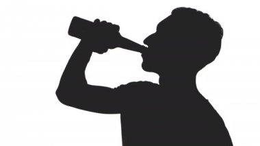 Beyaz arka plan üzerinde izole bir şişe bira içme bir genç adam silüeti