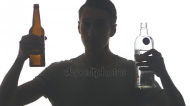 Beyaz arka plan üzerinde izole bir şişe votka ve bira içme adam silüeti. Alkolizm kavramı.