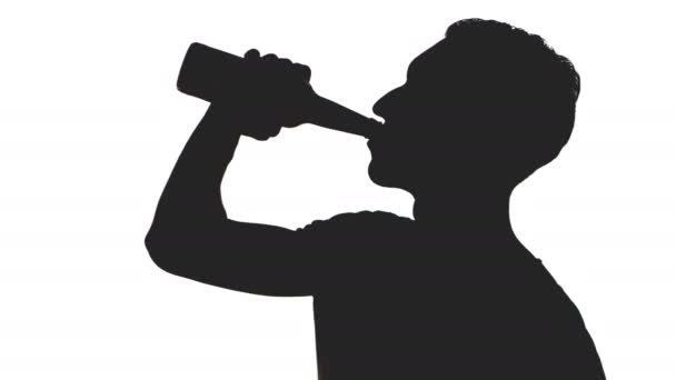 Silhouette eines jungen Mannes, der Bier aus einer Flasche trinkt, isoliert auf weißem Hintergrund