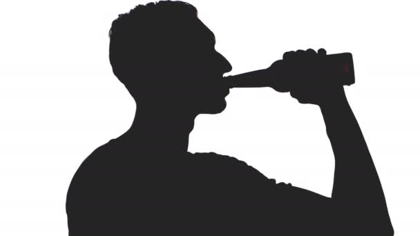 Silhouette eines jungen Mannes, der Bier aus einer Flasche trinkt, isoliert auf weißem Hintergrund — Stockvideo